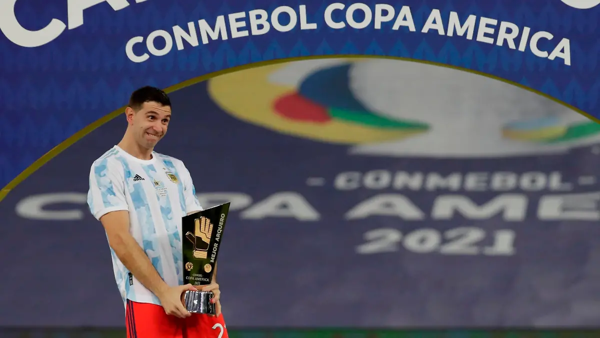 Argentina s Emiliano Martinez celebrates with the Goalkeeper of the Tournament trophy after winning the Copa America final match against Brazil at the Maracana Stadium in Rio de Janeiro, Brazil, 10 July 2021. Argentina - Brazil ACHTUNG: NUR REDAKTIONELLE NUTZUNG PUBLICATIONxINxGERxSUIxAUTxONLY Copyright: xAntonioxLacerdax AMDEP6907 20210711-ace5d682afa88d0af9dd82036f995ca46f21c106 