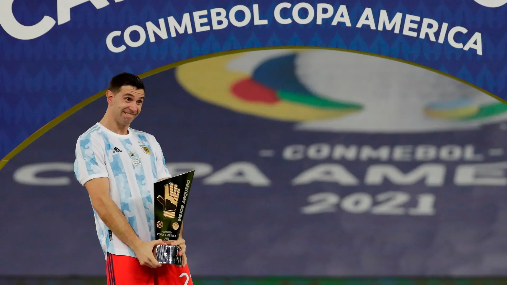 Argentina s Emiliano Martinez celebrates with the Goalkeeper of the Tournament trophy after winning the Copa America final match against Brazil at the Maracana Stadium in Rio de Janeiro, Brazil, 10 July 2021. Argentina - Brazil ACHTUNG: NUR REDAKTIONELLE NUTZUNG PUBLICATIONxINxGERxSUIxAUTxONLY Copyright: xAntonioxLacerdax AMDEP6907 20210711-ace5d682afa88d0af9dd82036f995ca46f21c106 