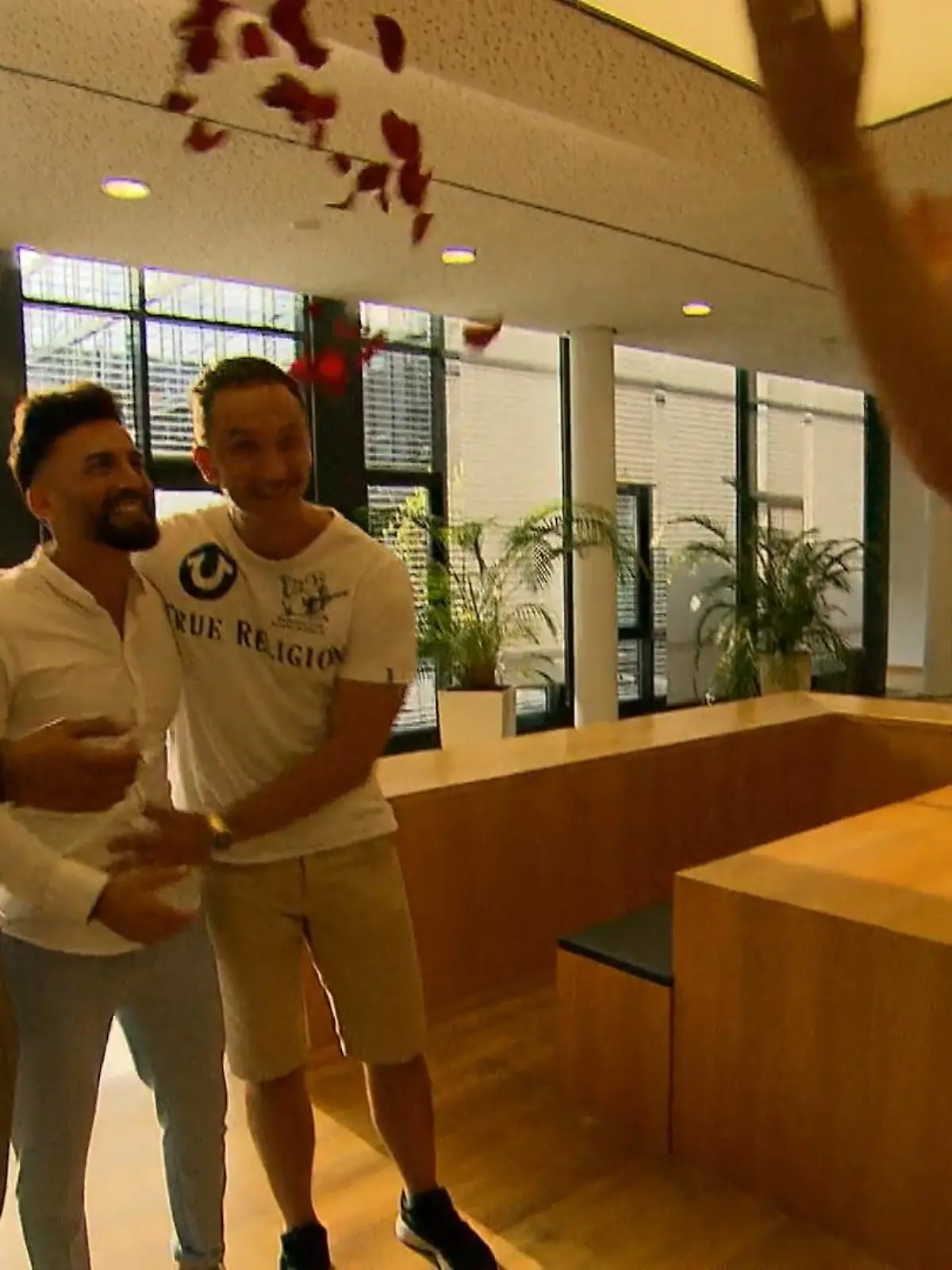 Bild zu: "Gibt sie einem der Männer eine Chance?"