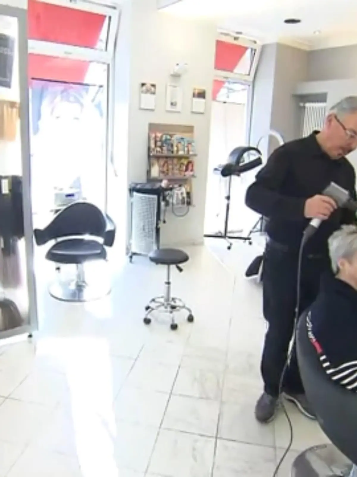 Nur noch vier statt fünf Tage die Woche arbeiten – für viele Arbeitnehmerinnen und Arbeitnehmer eine absolute Traumvorstellung. Diesen Traum erfüllt der Wiesbadener Friseurbetrieb „Thümmler“ seinen Mitarbeiterinnen und Mitarbeitern und ist auf das Vier-Tage-Modell umgestiegen. Die Idee dazu hatte der Inhaber Harald Thümmler. Wie er dazu gekommen ist und was er sich davon erhofft – im Video.  