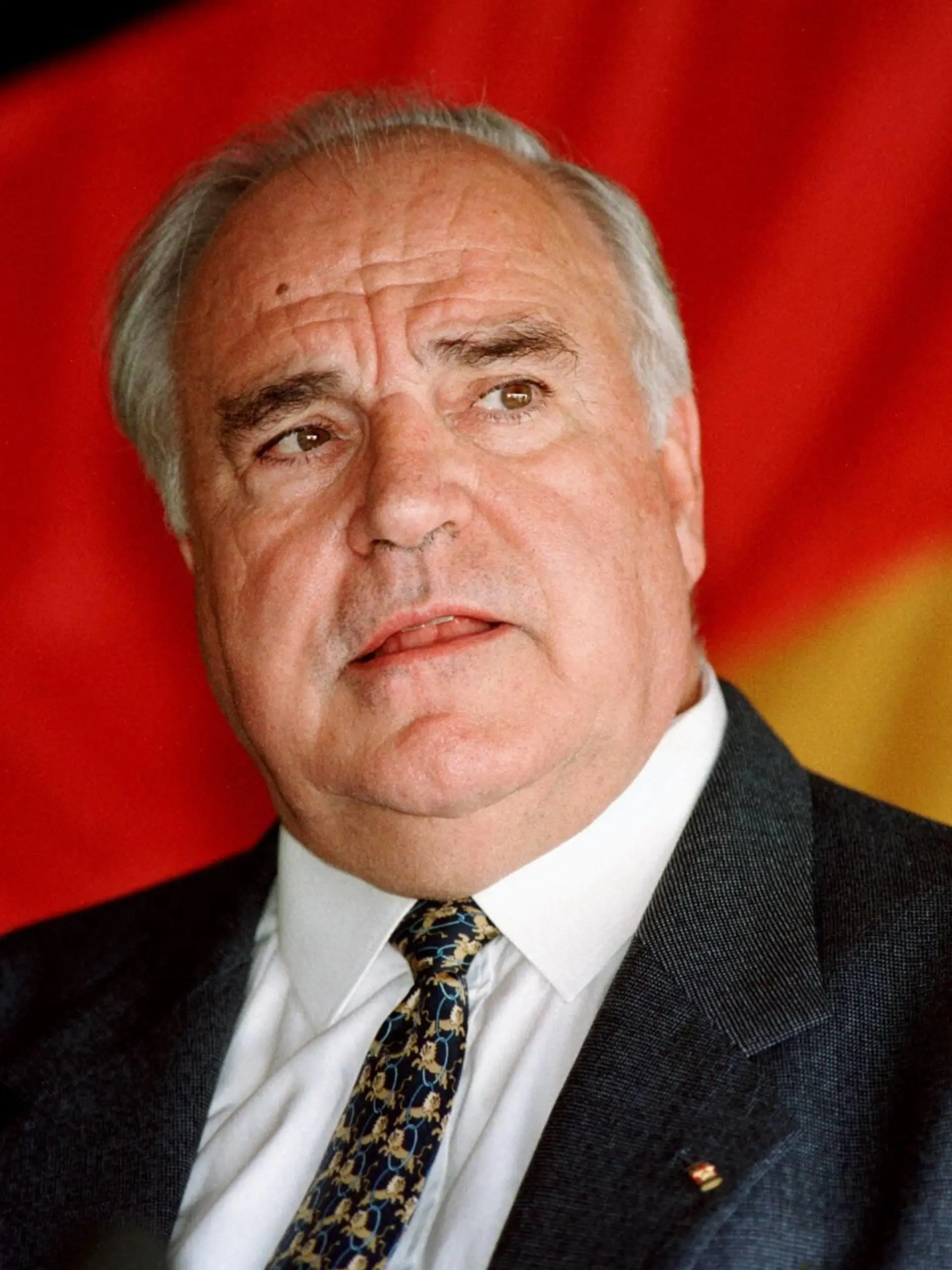 Bundeskanzler Helmut Kohl (CDU) vor einer Deutschland Fahne. Eggesin den 12.07.1995, Eggesin Deutschland PUBLICATIONxINxGERxSUIxAUTxONLY Copyright: xThomasxImox

Federal Chancellor Helmut Kohl CDU before a Germany Flag Eggesin the 12 07 1995 Eggesin Germany PUBLICATIONxINxGERxSUIxAUTxONLY Copyright xThomasxImox  