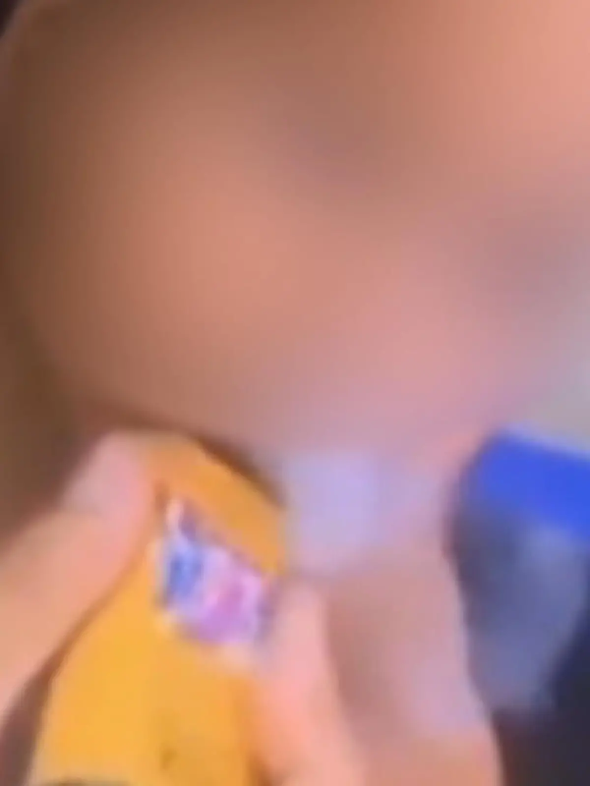 Ein kurzer Clip macht im Netz die Runde. Es zeigt ein zehn Monate altes Baby, das von seiner Mutter und seiner Tante eine E-Zigarette zum Nuckeln bekommt.