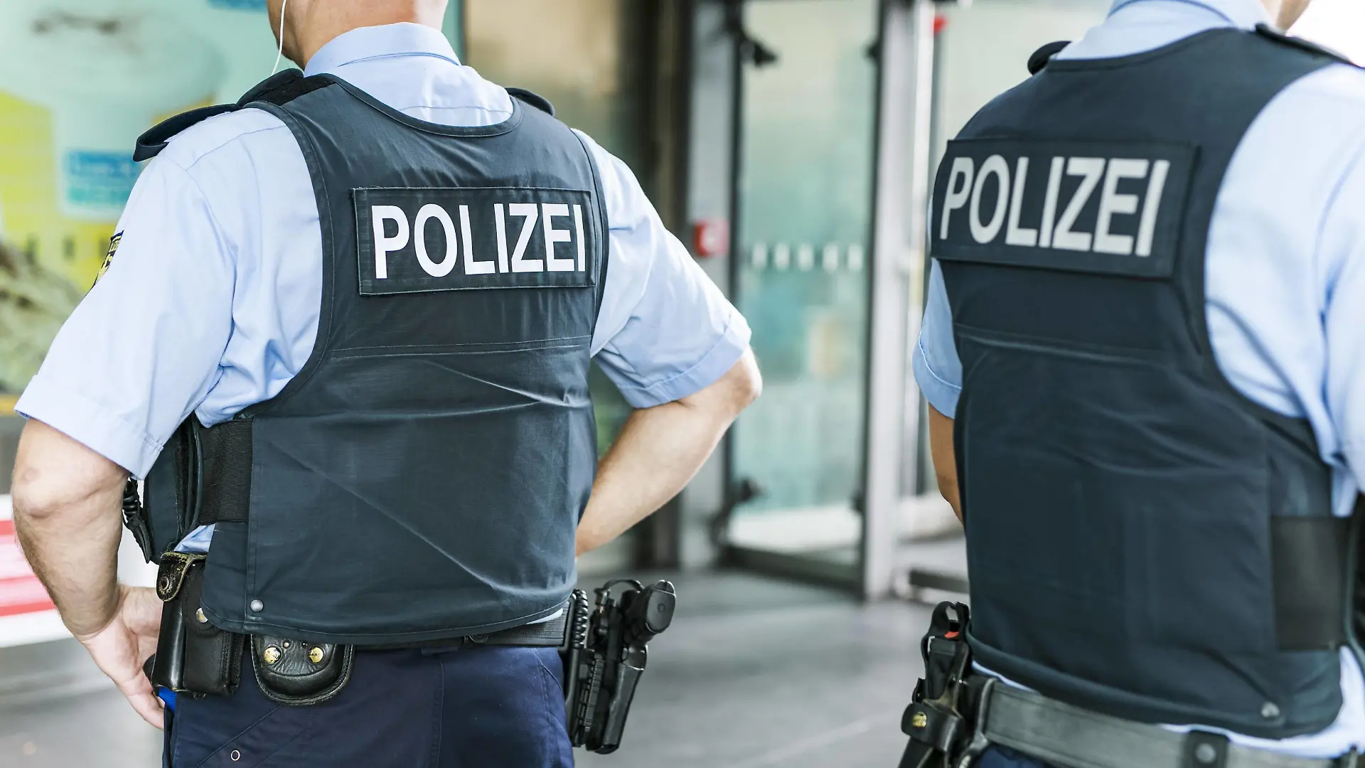 Polizeibeamten der Bundespolizei in schusssicheren Westen am Hauptbahnhof Berlin, 23.06.2017. Berlin Deutschland PUBLICATIONxINxGERxSUIxAUTxONLY Copyright: xMichaelxGottschalk/photothek.netx
Police officers the Federal Police in proof West at Central Station Berlin 23 06 2017 Berlin Germany PUBLICATIONxINxGERxSUIxAUTxONLY Copyright xMichaelxGottschalk netx
