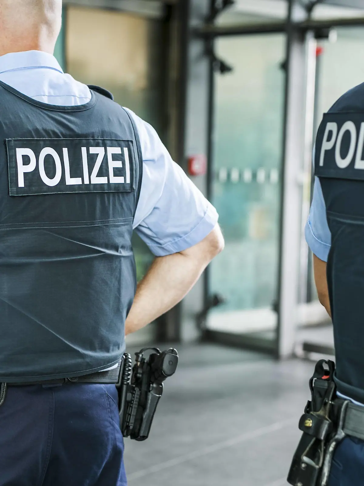 Polizeibeamten der Bundespolizei in schusssicheren Westen am Hauptbahnhof Berlin, 23.06.2017. Berlin Deutschland PUBLICATIONxINxGERxSUIxAUTxONLY Copyright: xMichaelxGottschalk/photothek.netx

Police officers the Federal Police in proof West at Central Station Berlin 23 06 2017 Berlin Germany PUBLICATIONxINxGERxSUIxAUTxONLY Copyright xMichaelxGottschalk  netx  