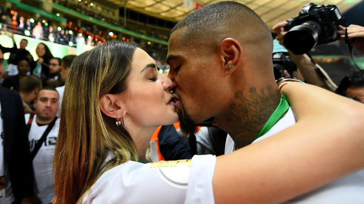  19.05.2018, xfux, DFB Pokalfinale Herren, FC Bayern Muenchen - Eintracht Frankfurt, emspor v.l. Kevin-Prince Boateng Eintracht Frankfurt kuesst seine Frau Melissa Satta nach dem Pokalsieg Berlin *** 19 05 2018 xfux DFB Cup Final Men FC Bayern Muenchen Eintracht Frankfurt emspor v Kevin Prince Boateng Eintracht Frankfurt kisses his wife Melissa Satta after winning the Berlin Cup
