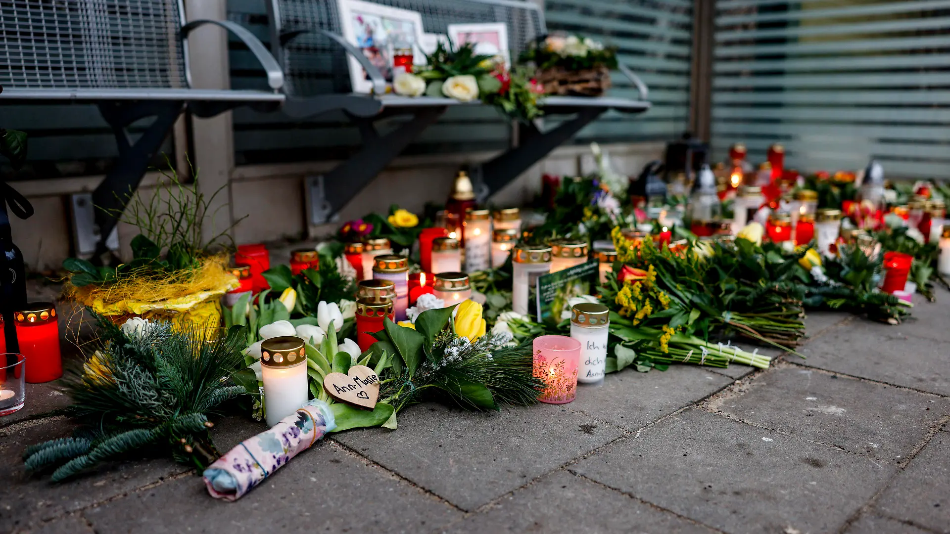 28.01.2023, Schleswig-Holstein, Brokstedt: Blumen, Kerzen und verschiedene Bilder sind im Wartehäuschen am Bahnhof zum Gedenken an die Opfer der Messerattacke niedergelegt. Bei einer Messerattacke in einem Regionalzug von Kiel nach Hamburg waren am 25.01.2023 in Brokstedt zwei junge Menschen getötet und fünf verletzt worden. Foto: Axel Heimken/dpa +++ dpa-Bildfunk +++