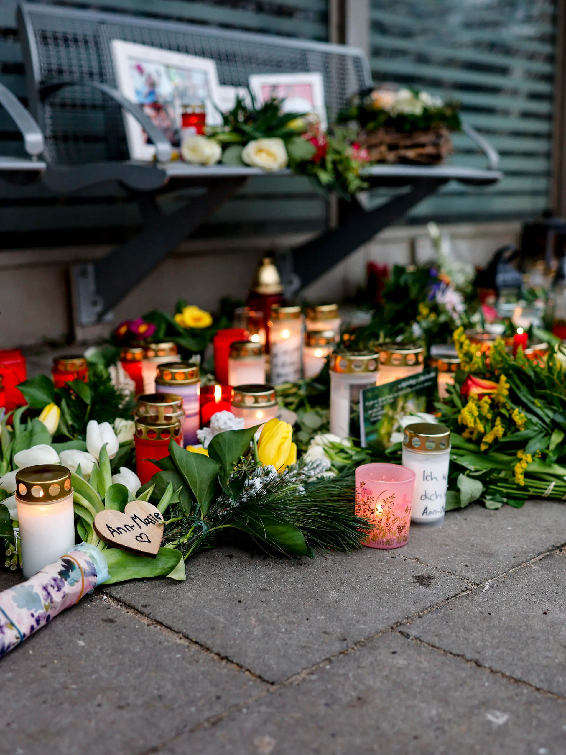 28.01.2023, Schleswig-Holstein, Brokstedt: Blumen, Kerzen und verschiedene Bilder sind im Wartehäuschen am Bahnhof zum Gedenken an die Opfer der Messerattacke niedergelegt. Bei einer Messerattacke in einem Regionalzug von Kiel nach Hamburg waren am 25.01.2023 in Brokstedt zwei junge Menschen getötet und fünf verletzt worden. Foto: Axel Heimken/dpa +++ dpa-Bildfunk +++