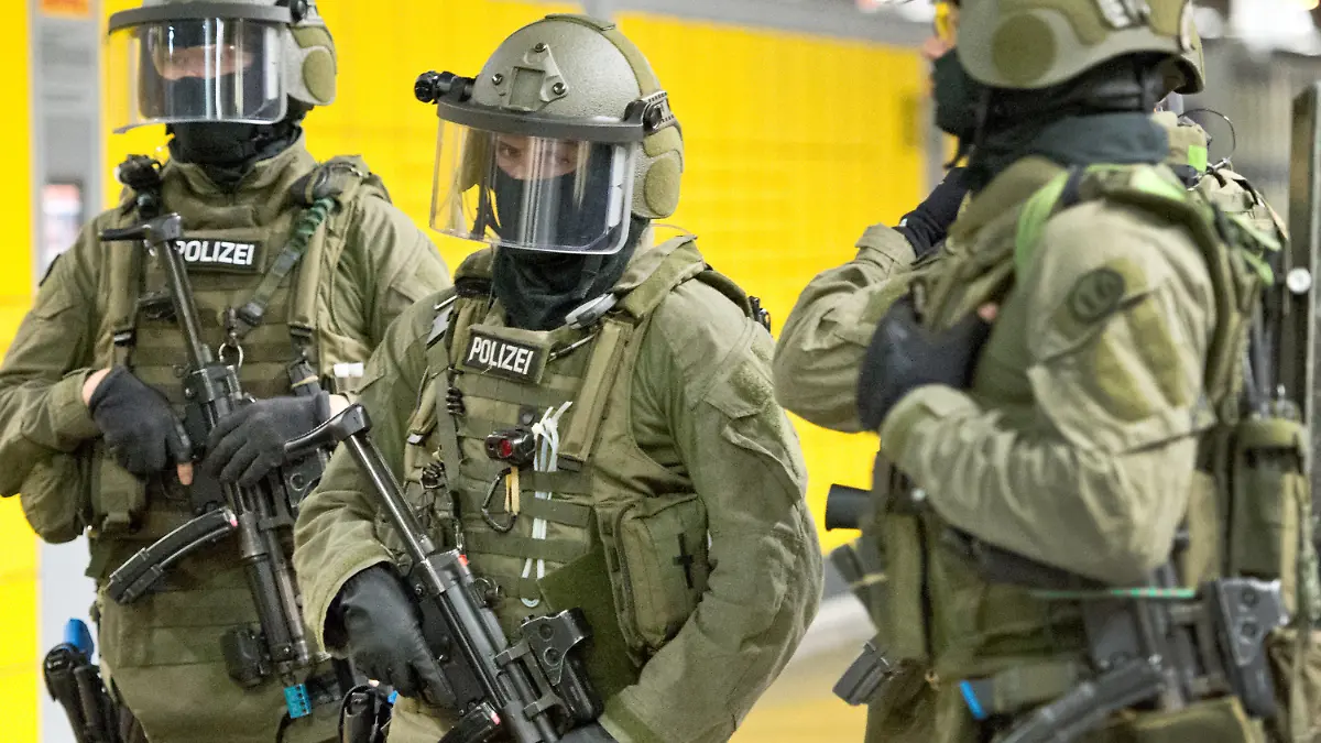 ARCHIV - 28.05.2014, Hessen, Frankfurt/Main: Beamte der Bundespolizei nehmen auf dem Hauptbahnhof an einem Trainingsszenario der Polizei teil. Bei einer Anti-Terror-Übung mit Spezialkräften in Wiesbaden stellt Hessens Polizei am Freitag ein neues Gewehr vor. Foto: Boris Roessler/dpa +++ dpa-Bildfunk +++