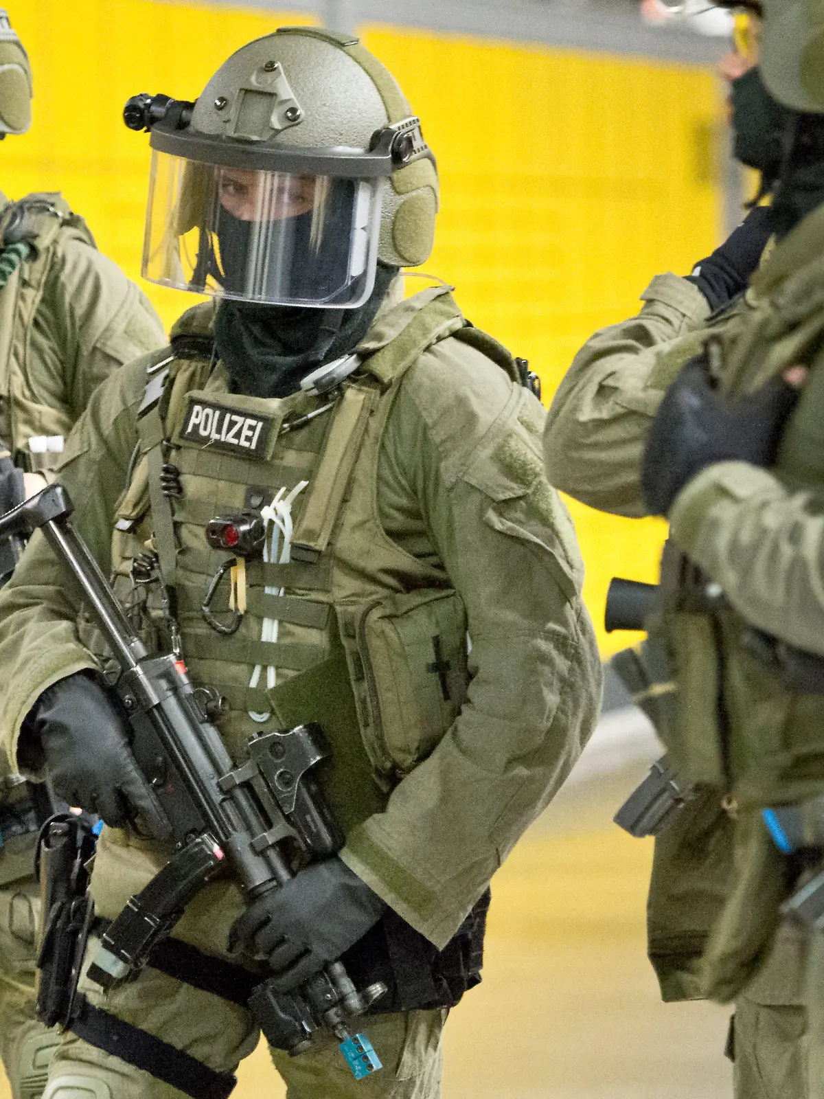 ARCHIV - 28.05.2014, Hessen, Frankfurt/Main: Beamte der Bundespolizei nehmen auf dem Hauptbahnhof an einem Trainingsszenario der Polizei teil. Bei einer Anti-Terror-Übung mit Spezialkräften in Wiesbaden stellt Hessens Polizei am Freitag ein neues Gewehr vor. Foto: Boris Roessler/dpa +++ dpa-Bildfunk +++