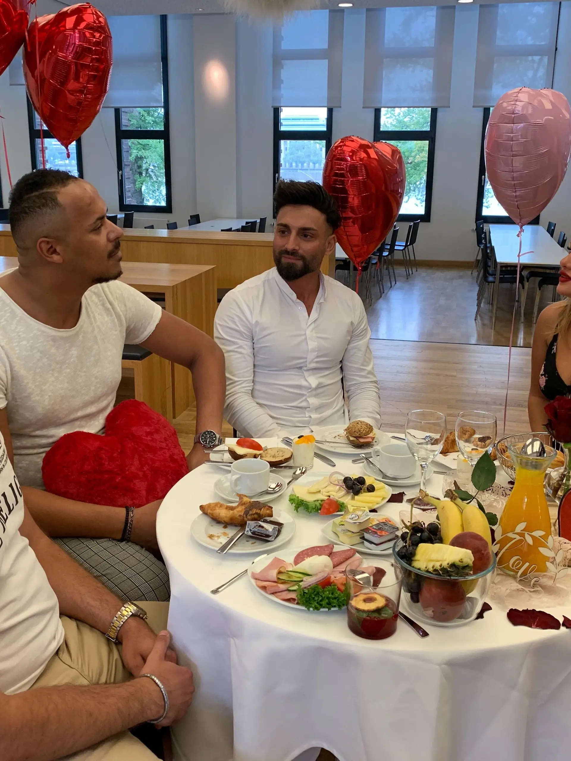 Evelyn Burdecki lernt ihre potenziellen Herzensbuben bei einem Candlelight-Breakfast kennen.