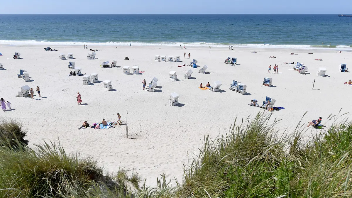 ARCHIV - 23.06.2020, Schleswig-Holstein, Sylt: Strandkörbe stehen am Strand von Kampen. (zu dpa «Nobel-Badeort Kampen auf Sylt verschärft die Strandregeln») Foto: Carsten Rehder/dpa +++ dpa-Bildfunk +++