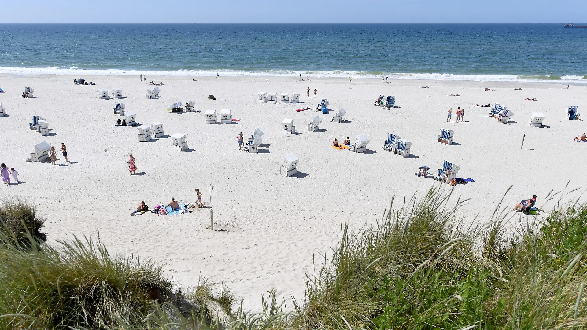 ARCHIV - 23.06.2020, Schleswig-Holstein, Sylt: Strandkörbe stehen am Strand von Kampen. (zu dpa «Nobel-Badeort Kampen auf Sylt verschärft die Strandregeln») Foto: Carsten Rehder/dpa +++ dpa-Bildfunk +++