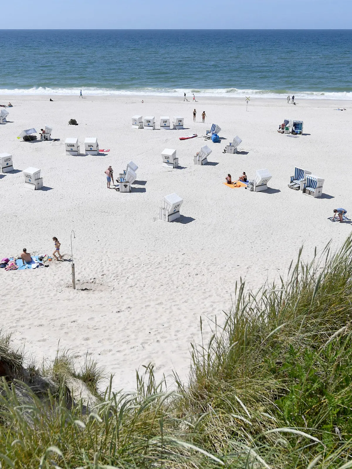 ARCHIV - 23.06.2020, Schleswig-Holstein, Sylt: Strandkörbe stehen am Strand von Kampen. (zu dpa «Nobel-Badeort Kampen auf Sylt verschärft die Strandregeln») Foto: Carsten Rehder/dpa +++ dpa-Bildfunk +++
