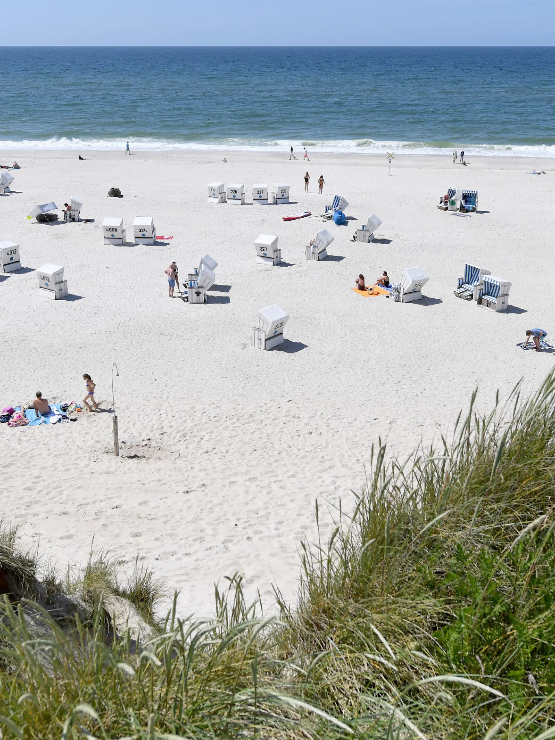 ARCHIV - 23.06.2020, Schleswig-Holstein, Sylt: Strandkörbe stehen am Strand von Kampen. (zu dpa «Nobel-Badeort Kampen auf Sylt verschärft die Strandregeln») Foto: Carsten Rehder/dpa +++ dpa-Bildfunk +++
