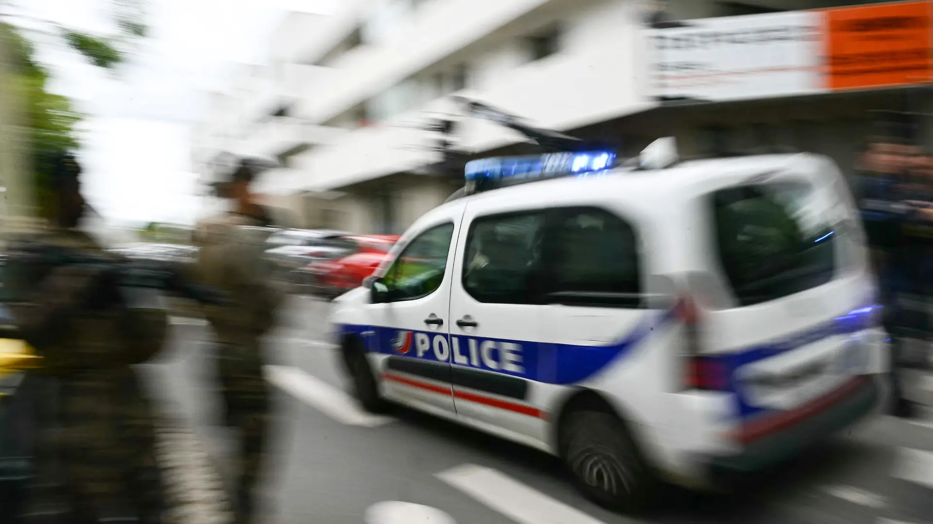 Ein Polizeiauto fährt über eine Straße. Beim Absturz eines Sportflugzeugs in Südostfrankreich sind die drei Insassen ums Leben gekommen.