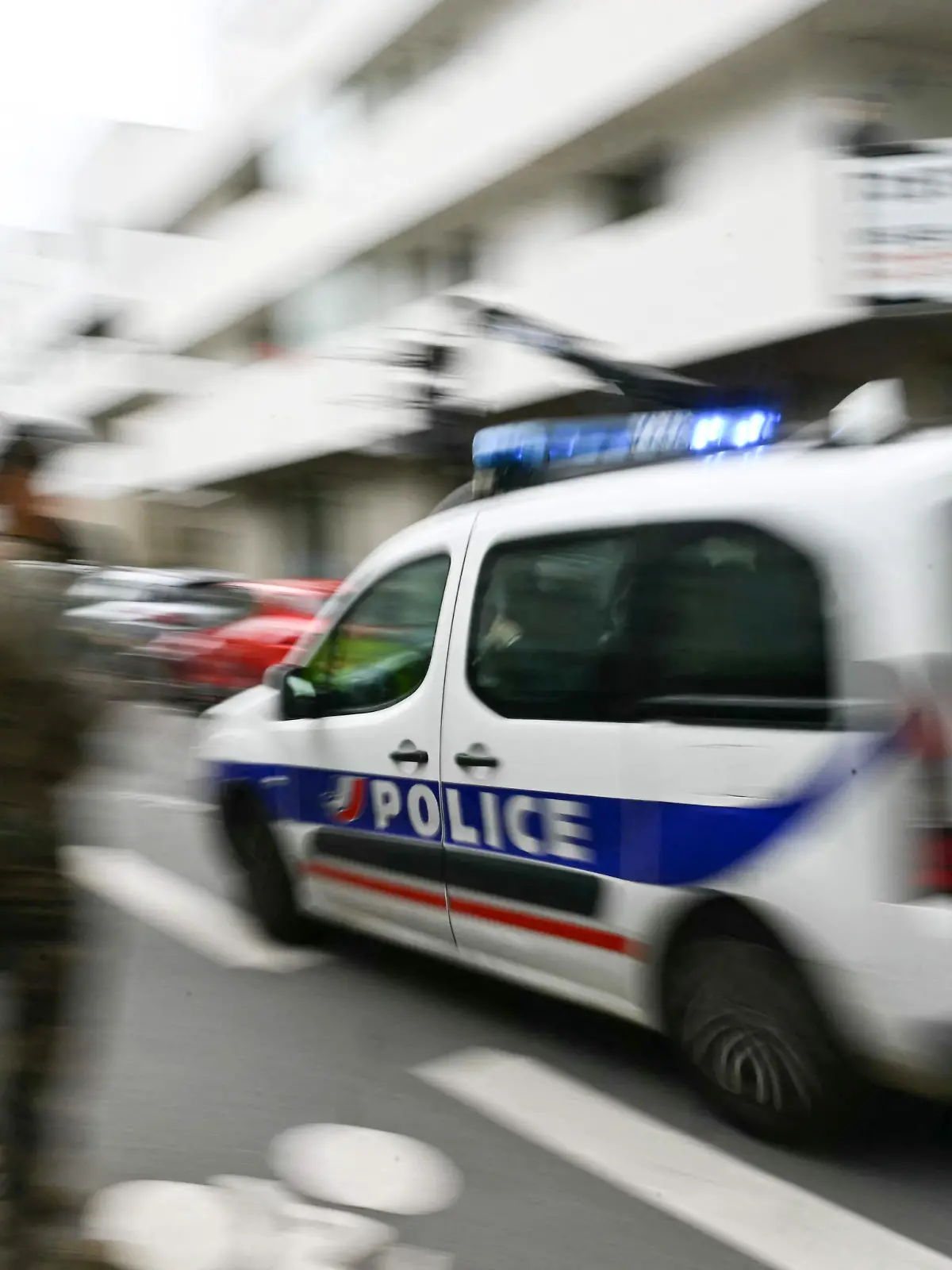 Ein Polizeiauto fährt über eine Straße. Beim Absturz eines Sportflugzeugs in Südostfrankreich sind die drei Insassen ums Leben gekommen. 