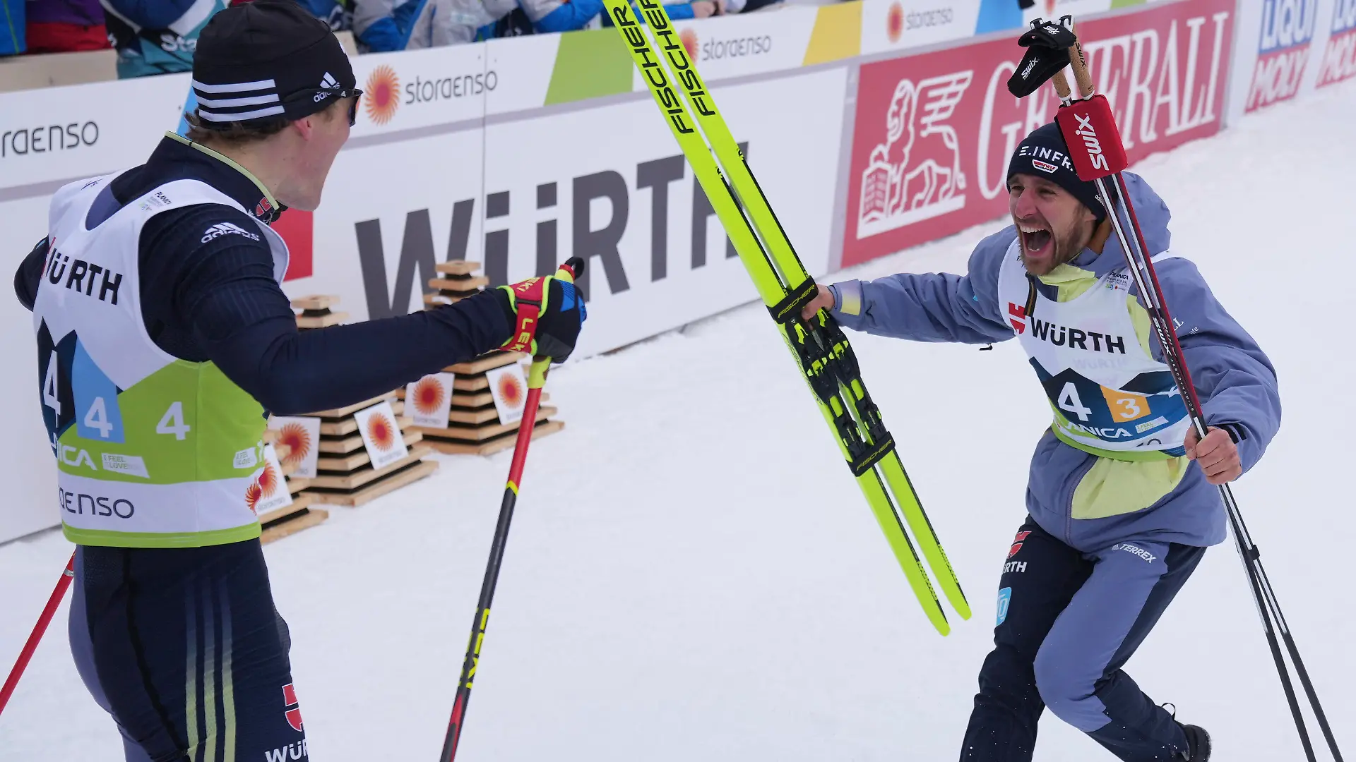 03.03.2023, Slowenien, Planica: Ski nordisch: Weltmeisterschaft, Langlauf - Staffel 4 x 10 km, Herren: Friedrich Moch (l und Jonas Dobler beide aus Deutschland feiern den dritten Platz für ihr Team. Foto: Matthias Schrader/AP +++ dpa-Bildfunk +++