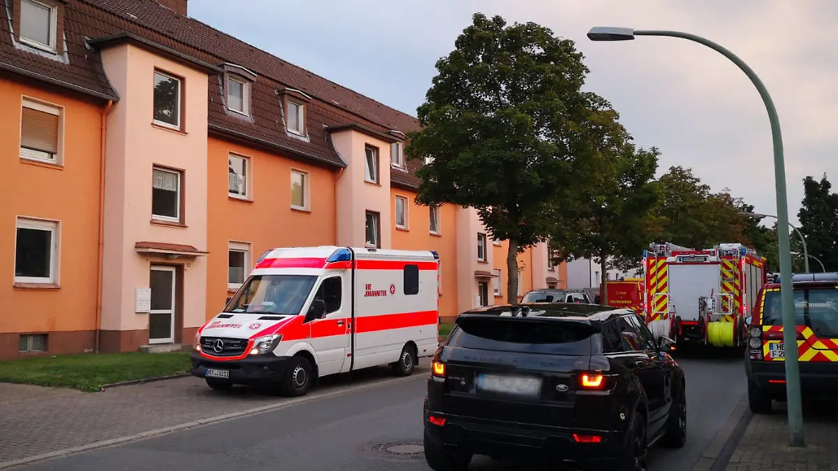 25.08.2019, Nordrhein-Westfalen, Herne: Ein Krankenwagen und Fahrzeuge der Feuerwehr stehen in einer Straße. Wegen einer entwischten Kobra sind im nordrhein-westfälischen Herne vier Häuser vorsorglich evakuiert worden. Die Schlange dürfe nicht angefasst werden, warnte die Stadt am Sonntagabend. Foto: Daniel Knopp/News-Report-Nrw/dpa - ACHTUNG: Ein Kennzeichen wurde aus rechtlichen Gründen gepixelt +++ dpa-Bildfunk +++