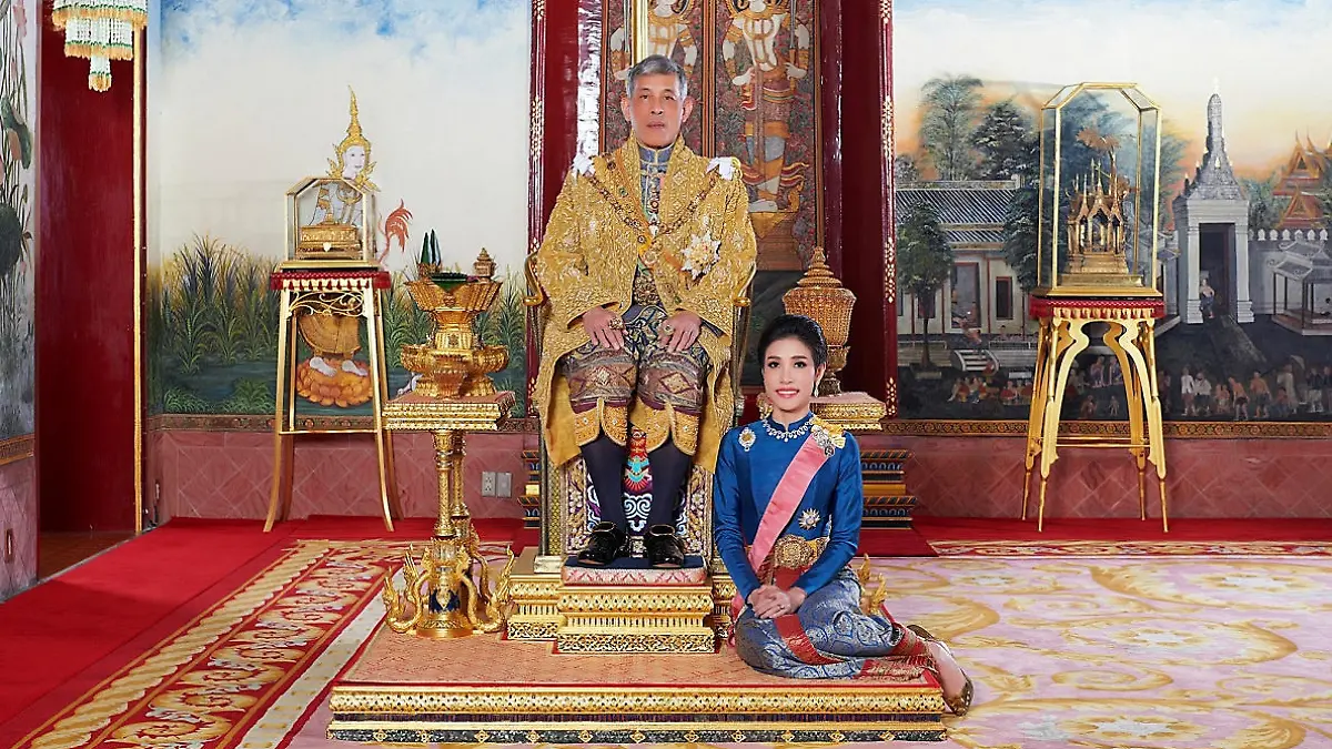 Thailand's King Maha Vajiralongkorn and General Sineenat Wongvajirapakdi, the royal noble consort pose at the Grand Palace in Bangkok, Thailand, in this undated handout photo obtained by Reuters August 27, 2019. Royal Household Bureau/Handout via REUTERS ATTENTION EDITORS - THIS IMAGE WAS PROVIDED BY A THIRD PARTY. NO RESALES. NO ARCHIVE.