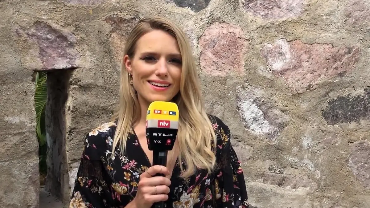 So funktioniert das Spiel "Blind Kissing" Vanessa Meisinger erklärt