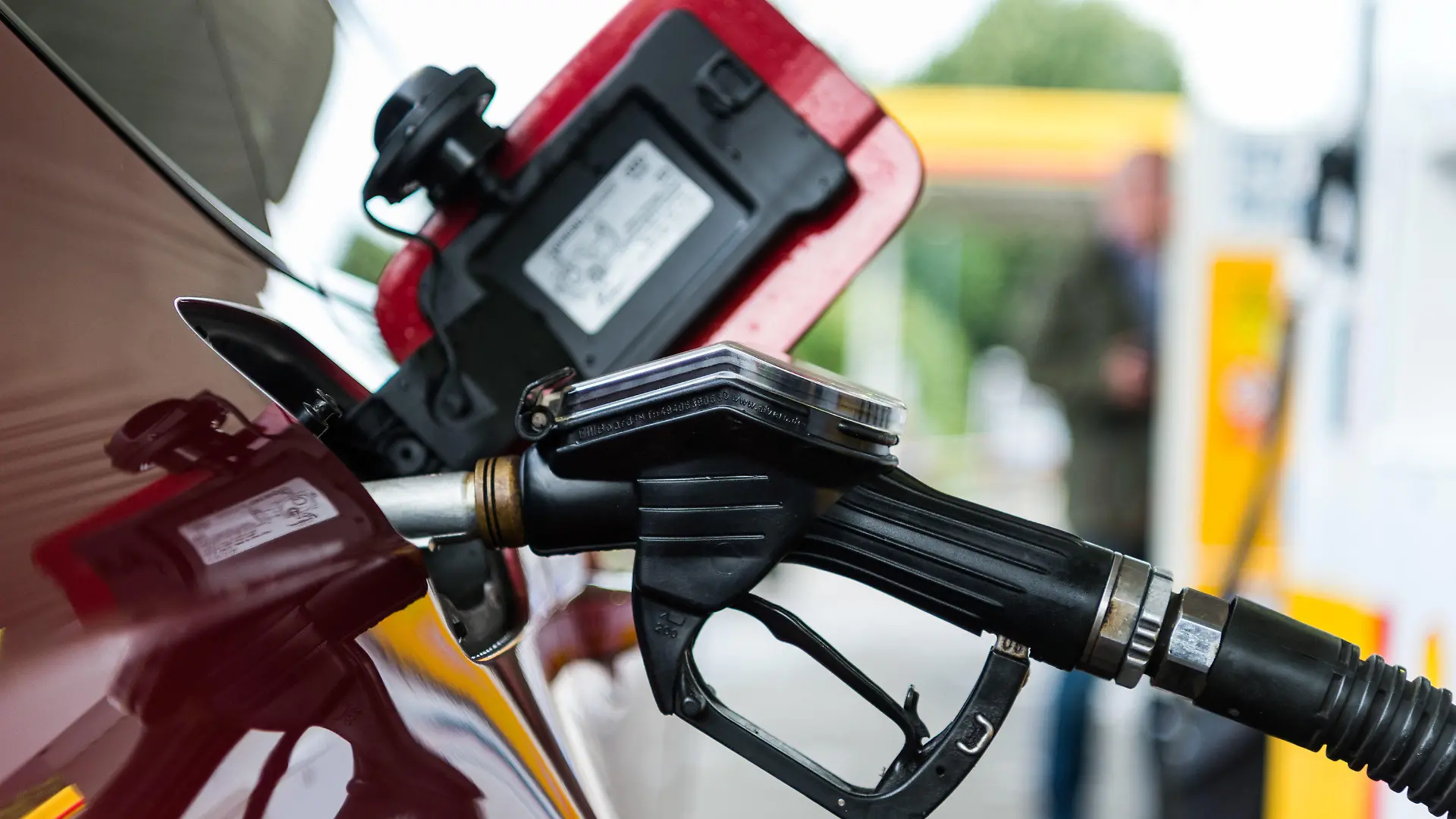 ARCHIV - 11.07.2017, Hamburg: Der Zapfhahn einer Zapfsäule einer Tankstelle steckt in einem Auto. (zu dpa "Tiefe Pegelstände im Rhein: Benzin und Diesel bleiben teuer" vom 01.11.2018) Foto: Christophe Gateau/dpa +++ dpa-Bildfunk +++