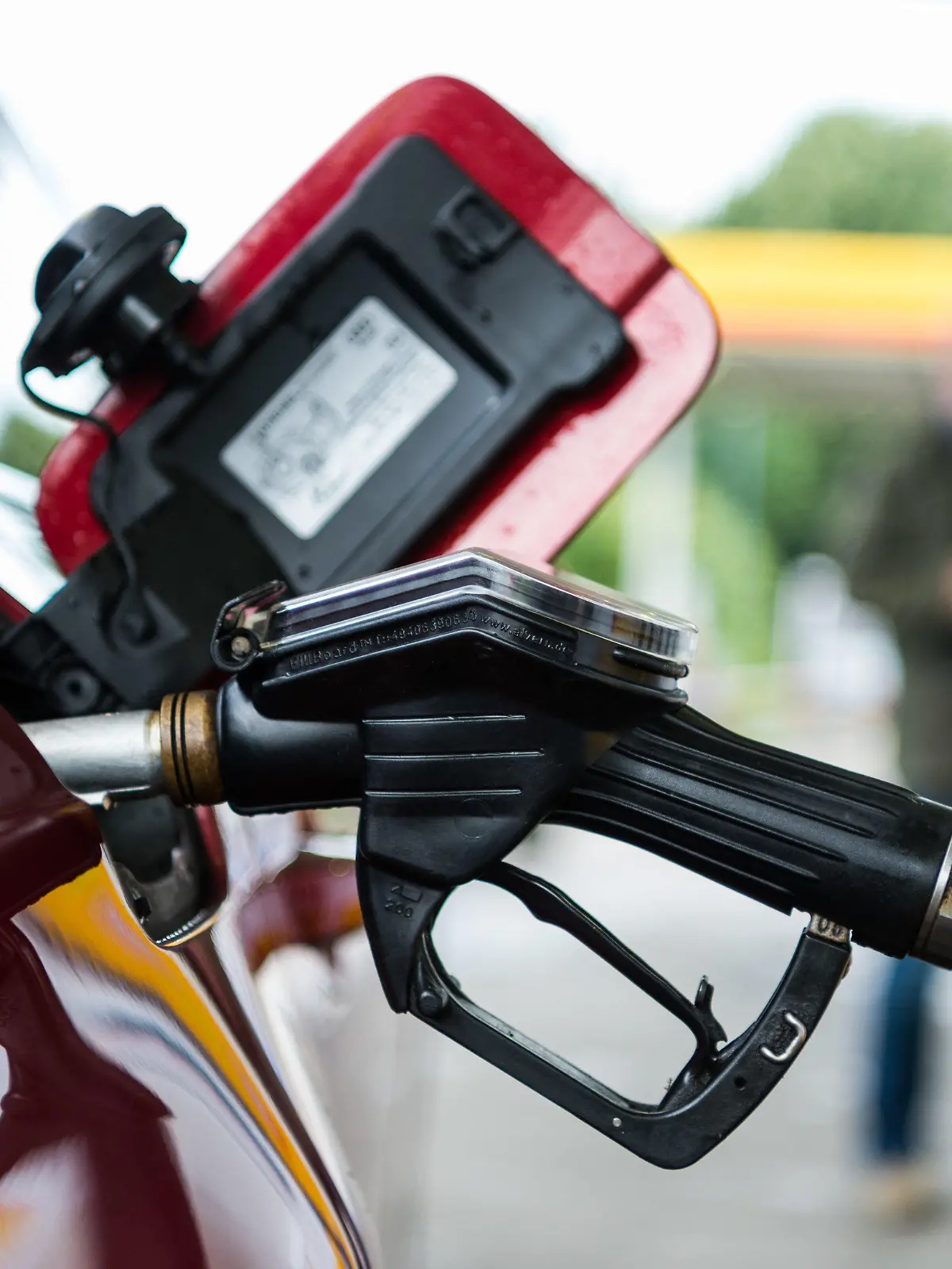 ARCHIV - 11.07.2017, Hamburg: Der Zapfhahn einer Zapfsäule einer Tankstelle steckt in einem Auto.   (zu dpa "Tiefe Pegelstände im Rhein: Benzin und Diesel bleiben teuer" vom 01.11.2018) Foto: Christophe Gateau/dpa +++ dpa-Bildfunk +++