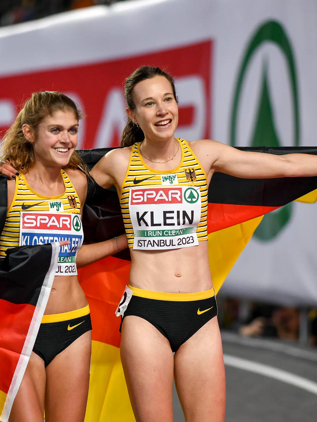 03.03.2023, xkaix, Leichtathletik European Indoor Athletics Championships 2023, Hallen-Europameisterschaften emspor, v.l. Konstanze Klosterhalfen TSV Bayer 04 Leverkusen und Hanna Klein LAV Stadtwerke Tuebingen feiern Doppelerfolg ueber 3000m Ästanbul *** 03 03 2023, xkaix, athletics european indoor athletics championships 2023, european indoor championships emspor, f l Konstanze Klosterhalfen TSV Bayer 04 Leverkusen and Hanna Klein LAV Stadtwerke Tuebingen celebrate double success over 3000m Ästanbul kp