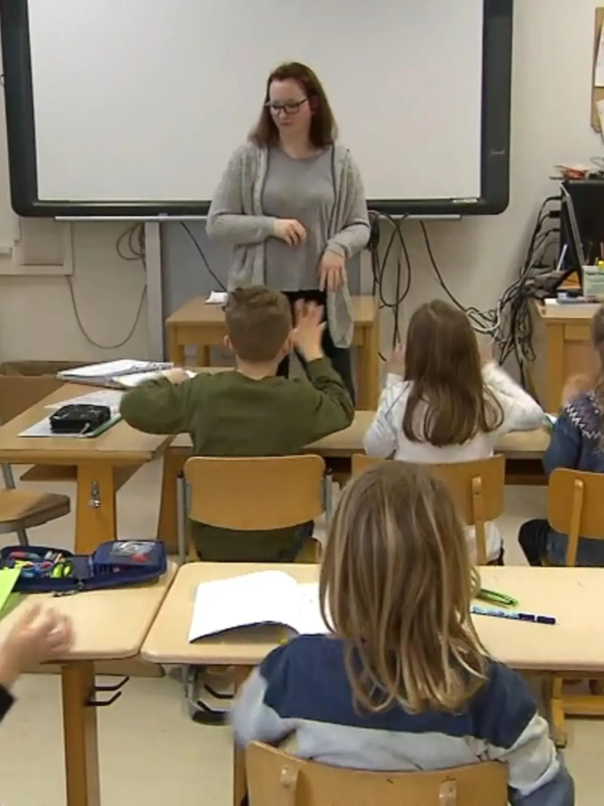 Bild zu: "Schüler lernen Gebärdensprache"