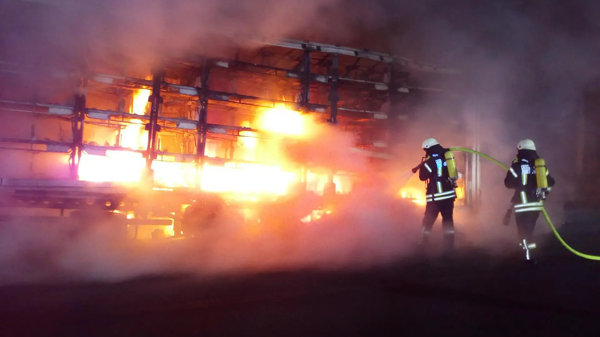 HANDOUT - 06.09.2019, Niedersachsen, Braunschweig: Feuerwehrkräfte löschen brennende LKW auf der Autobahn A2. Wegen einer Serie von Unfällen ist in der Nacht zum Freitag die A2 bei Braunschweig zeitweise komplett gesperrt worden. Fünf Menschen wurden bei den Unfällen verletzt. Foto: Gemeindefeuerwehr Lehre/Gemeindefeuerwehr Lehre/dpa - ACHTUNG: Nur zur redaktionellen Verwendung im Zusammenhang mit der aktuellen Berichterstattung und nur mit vollständiger Nennung des vorstehenden Credits +++ dpa-Bildfunk +++