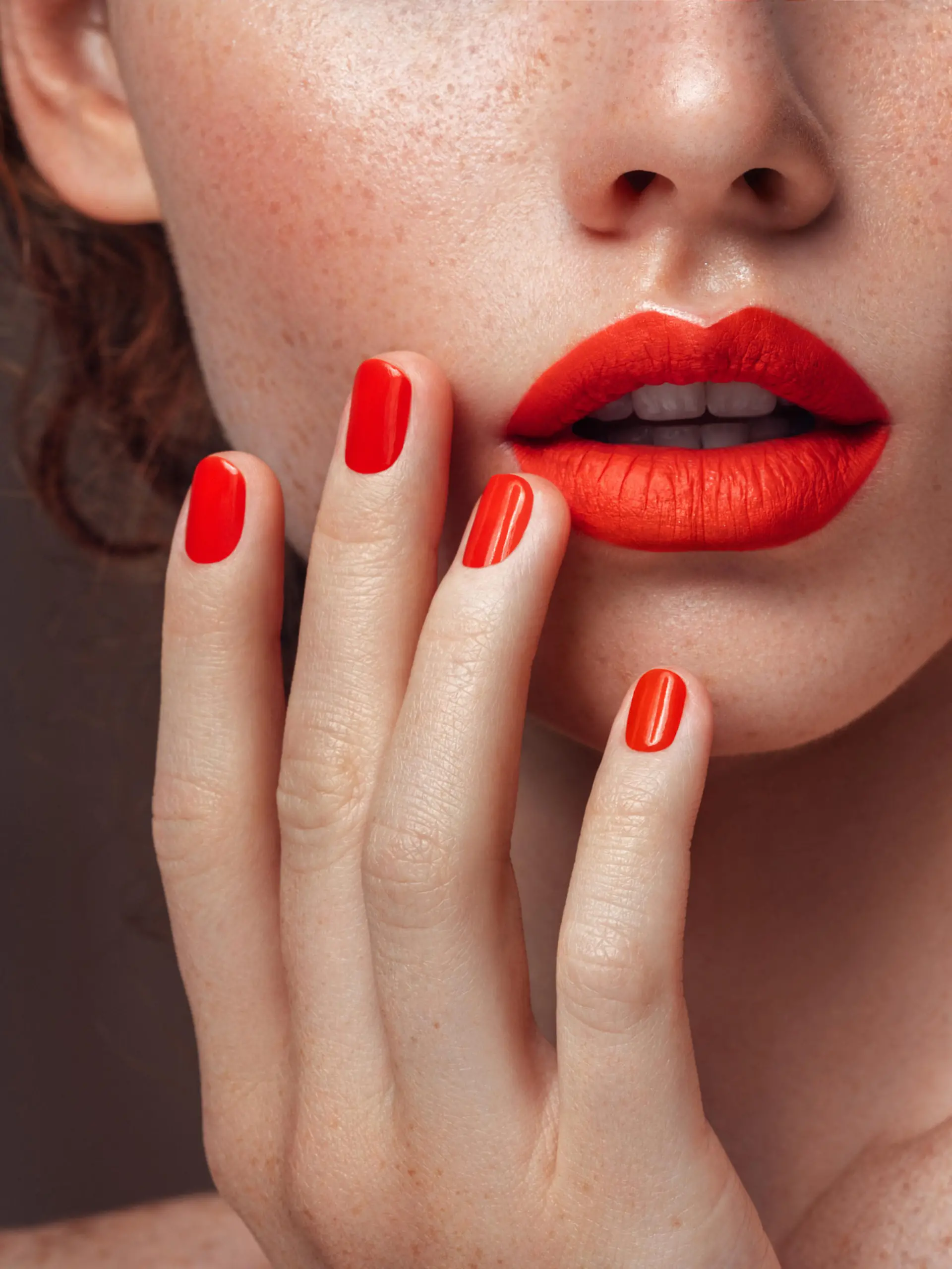 Frau mit Nagellack