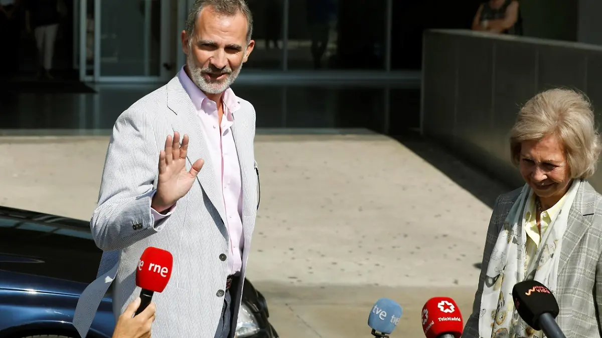 Spain s King Felipe VI (L) and emeritus queen Sofia (R) speak to the media after visiting Spain s emeritus king Juan Carlos I at Hospital Universitario Quiron Salud-Madrid hospital, in Pozuelo de Alarcon, outside Madrid, Spain, 24 August 2019. Juan Carlos I was admitted in the hospital a day earlier for a heart surgery. The operation has passed without any incidents according to medical staff. Spain s emeritus king Juan Carlos I undergoes a heart surgery !ACHTUNG: NUR REDAKTIONELLE NUTZUNG! PUBLICATIONxINxGERxSUIxAUTxONLY Copyright: xDavidxFernandezx GRAF188 20190824-637022648633297471