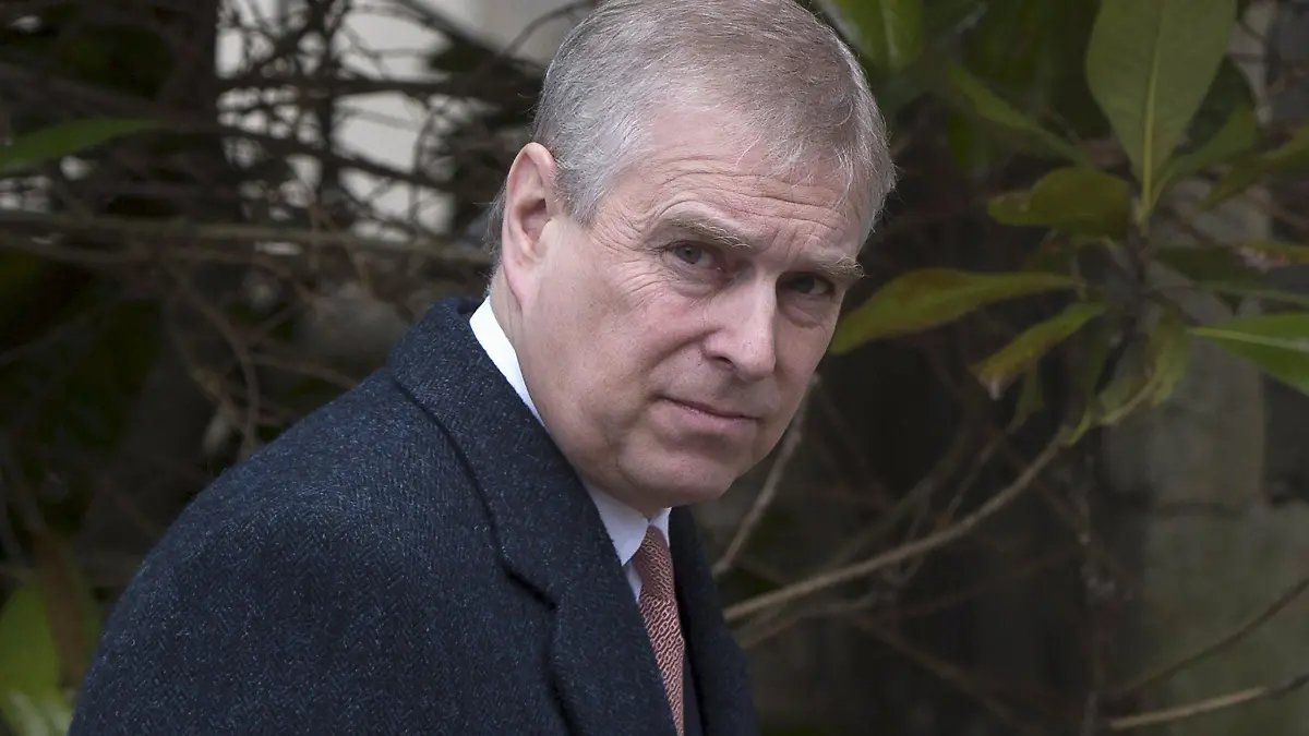 ARCHIV - 05.04.2015, Großbritannien, London: Prinz Andrew, Herzog von York. Im Fall der Vorwürfe gegen Prinz Andrew wegen einer Verwicklung in den Missbrauchsskandal um Epstein haben zwei Medienberichte Aufsehen erregt. Die US-Amerikanerin Virginia Giuffre hatte Andrew vorgeworfen, sie als Minderjährige mehrfach missbraucht zu haben. Foto: Neil Hall/PA Wire/dpa +++ dpa-Bildfunk +++