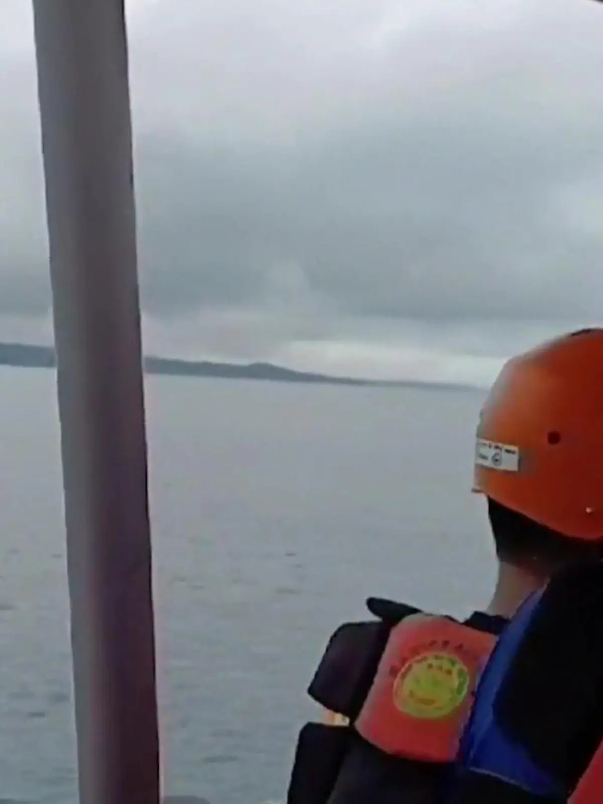 Elliot feiert in Indonesien mit seinen Gästen Geburtstag - mit Holzboten fahren sie zu den Banyak Inseln, doch dann zieht ein Unwetter auf und ein Boot kentert.