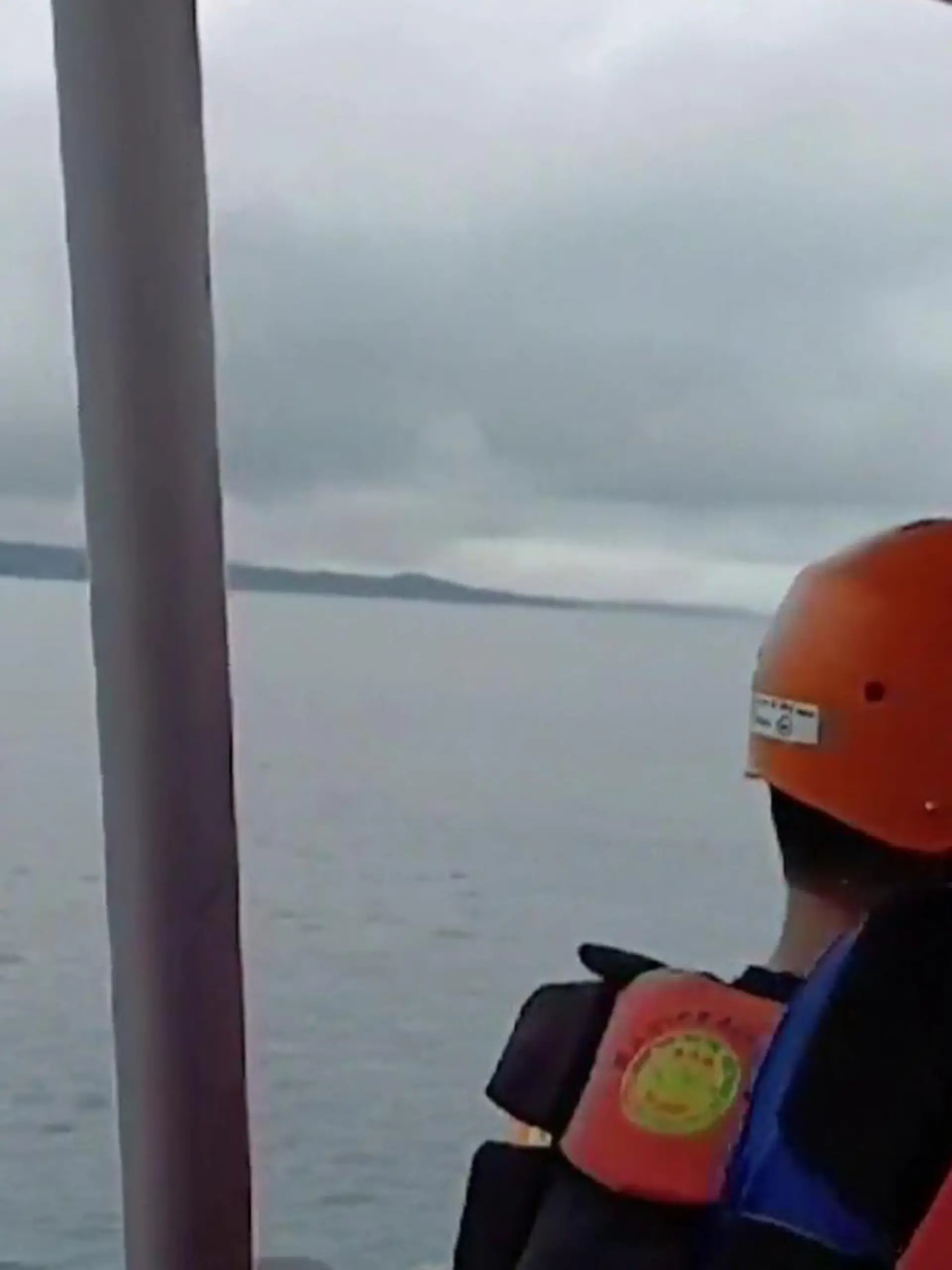 Elliot feiert in Indonesien mit seinen Gästen Geburtstag - mit Holzboten fahren sie zu den Banyak Inseln, doch dann zieht ein Unwetter auf und ein Boot kentert.