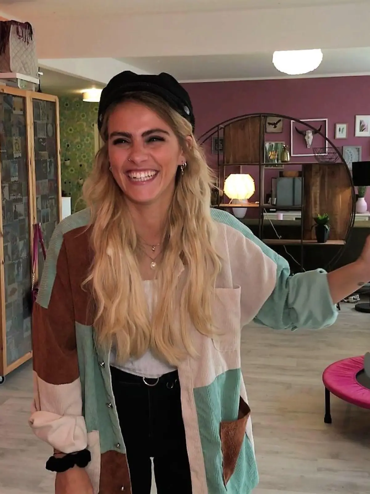 Sarah Mangione zeigt das Set von "Herz über Kopf".
