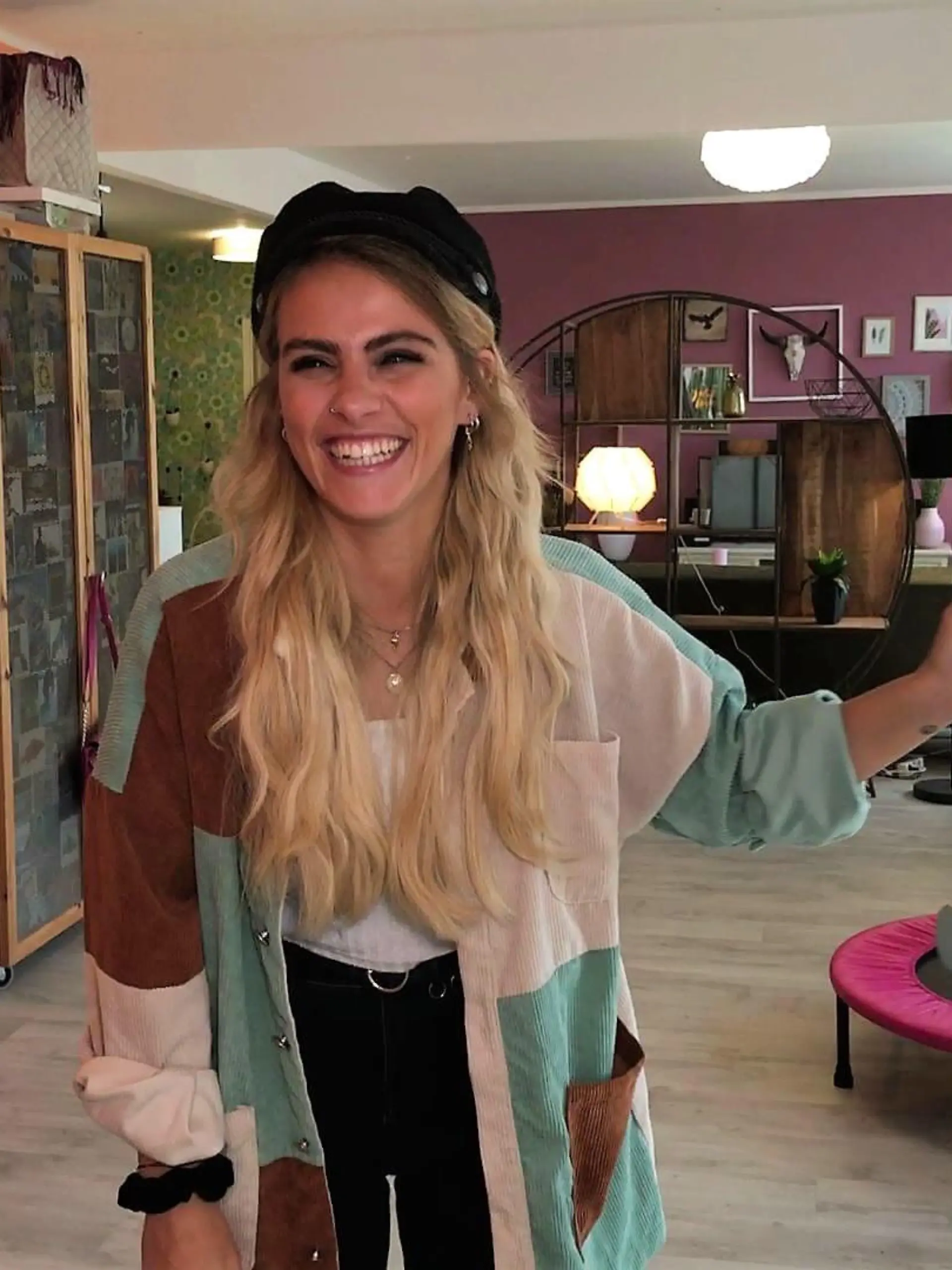 Sarah Mangione zeigt das Set von "Herz über Kopf".