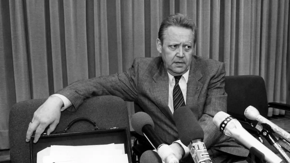 ARCHIV - Ein ernstes Gesicht macht Günter Schabowski, Mitglied des Politbüros des ZK der SED und 1. Sekretär der SED-Bezirksleitung Berlin, auf der Pressekonferenz am 09.11.1989. Auf ihr gab Schabowski die Öffnung der Grenze bekannt. Mit dem Fall der Mauer in der Nacht vom 09. auf den 10.11.1989 begann der Wiedervereinigungsprozess des geteilten Landes. Foto: dpa (zu dpa-Themenpaket vom 27.10.) nur s/w +++(c) dpa - Bildfunk+++