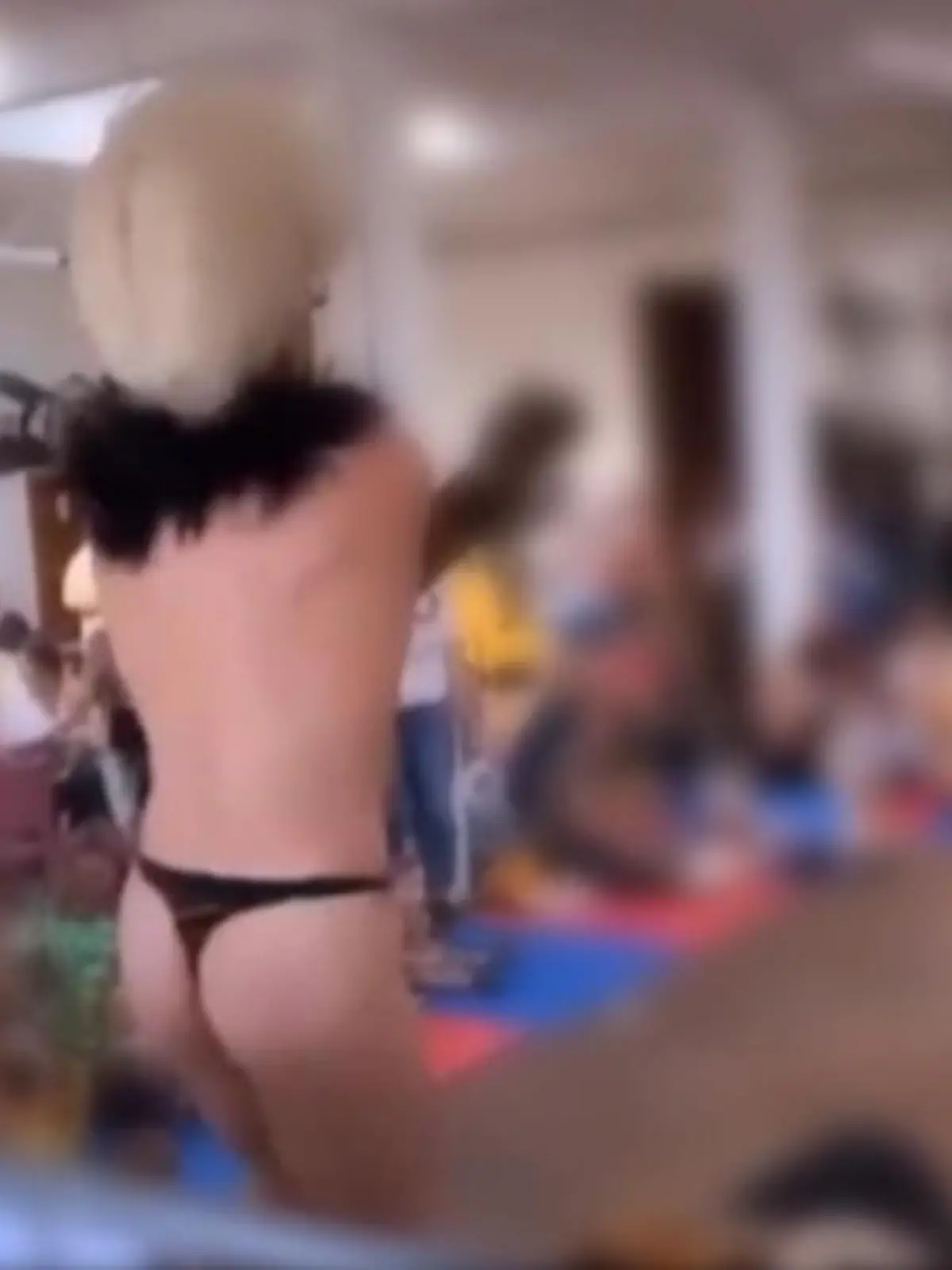 Die Show ist ganz schön sexy! Nur mit einer knappen Unterhose und Handschuhen bedeckt, läuft die Drag-Queen über die Bühne. Eine andere Darstellerin macht heiße Gymnastikübungen im Leder-Outfit. Ein normaler Samstagabend in einem Lokal für Erwachsene könnte man meinen. Aber nein, es ist Nachmittag und die Zuschauer sind kleine Babys! Viele Menschen im Netz sind darüber entsetzt. Die sexy Drag-Queen-Show für Kinder zeigen wir im Video.
