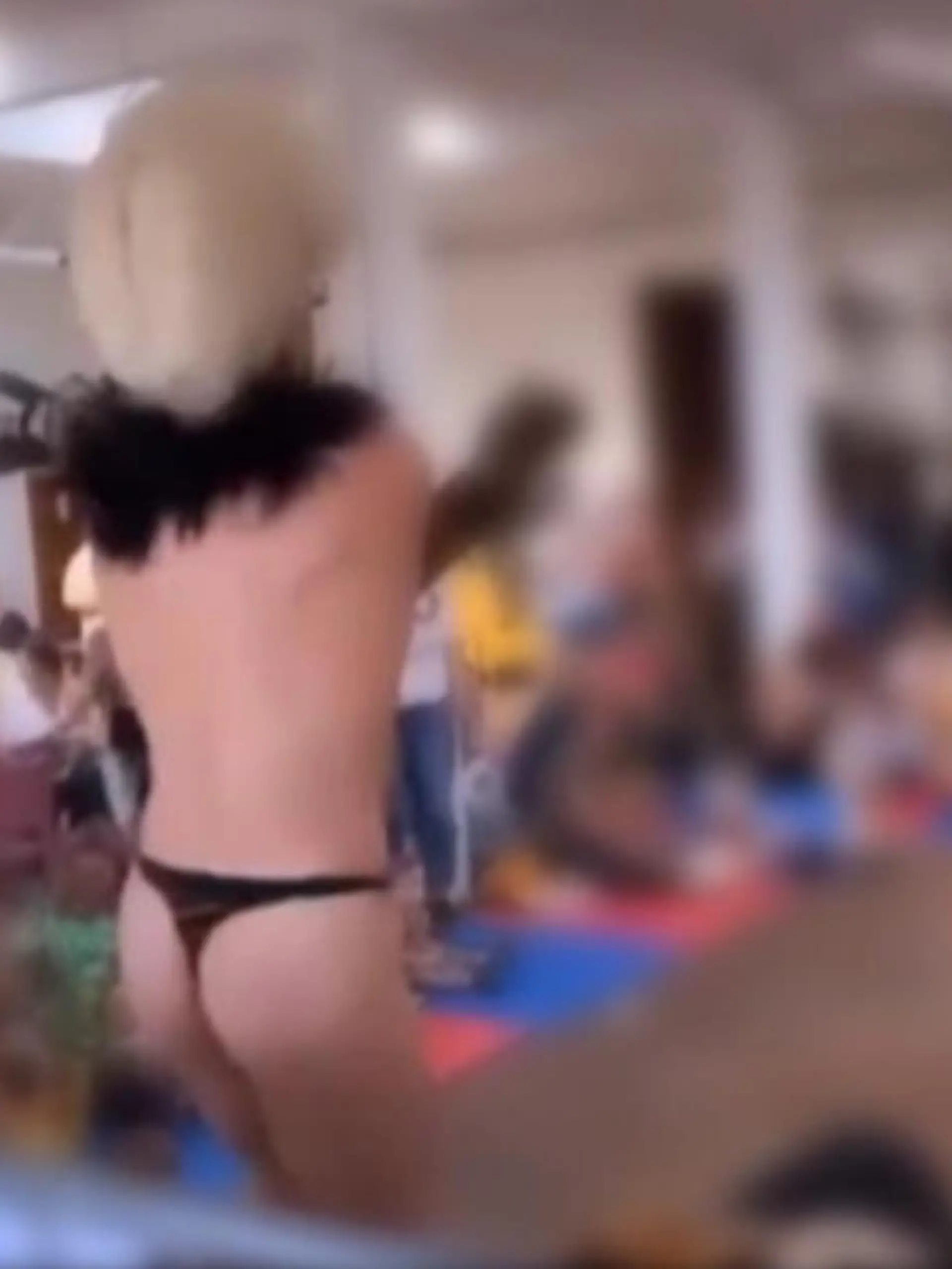 Die Show ist ganz schön sexy! Nur mit einer knappen Unterhose und Handschuhen bedeckt, läuft die Drag-Queen über die Bühne. Eine andere Darstellerin macht heiße Gymnastikübungen im Leder-Outfit. Ein normaler Samstagabend in einem Lokal für Erwachsene könnte man meinen. Aber nein, es ist Nachmittag und die Zuschauer sind kleine Babys! Viele Menschen im Netz sind darüber entsetzt. Die sexy Drag-Queen-Show für Kinder zeigen wir im Video.