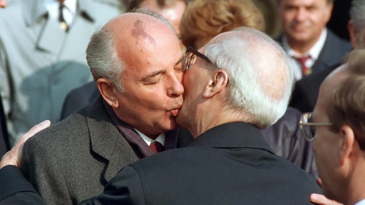 Das Archivbild vom 08.10.1989 zeigt den traditionellen Bruderkuss zwischen dem sowjetischen Staats- und Parteichef Michail Gorbatschow (l) und dem Staatsratsvorsitzenden Erich Honecker (r) bei der Ankunft Gorbatschows in Ost-Berlin zu den Feierlichkeiten zum 40-jährigen Staatsjubiläum der DDR. Wie schon zur Gründung der DDR kam Ende der 80er Jahre der entscheidende Impuls zu ihrem Niedergang aus Moskau. Mit Gorbatschow im Rücken fühlten sich die Oppositionellen in der DDR gestärkt, während die SED-Führung unter Honecker weiter abblockte. dpa (Zu dpa-Korr: "Zehn Jahre Wende" vom 04.10.1999)