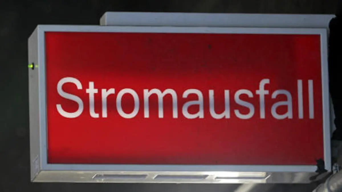 Fußball 2. Bundesliga, 12. Spieltag, Fortuna Düsseldorf - FC Hansa Rostock am Freitag (21.10.2011) in der Esprit-Arena in Düsseldorf. Ein Schild "Stromausfall" leuchtet vor dem Spiel von Fortuna Düsseldorf in einem Tunnel im Esprit-Stadion. Foto: Roland Weihrauch dpa/lnw