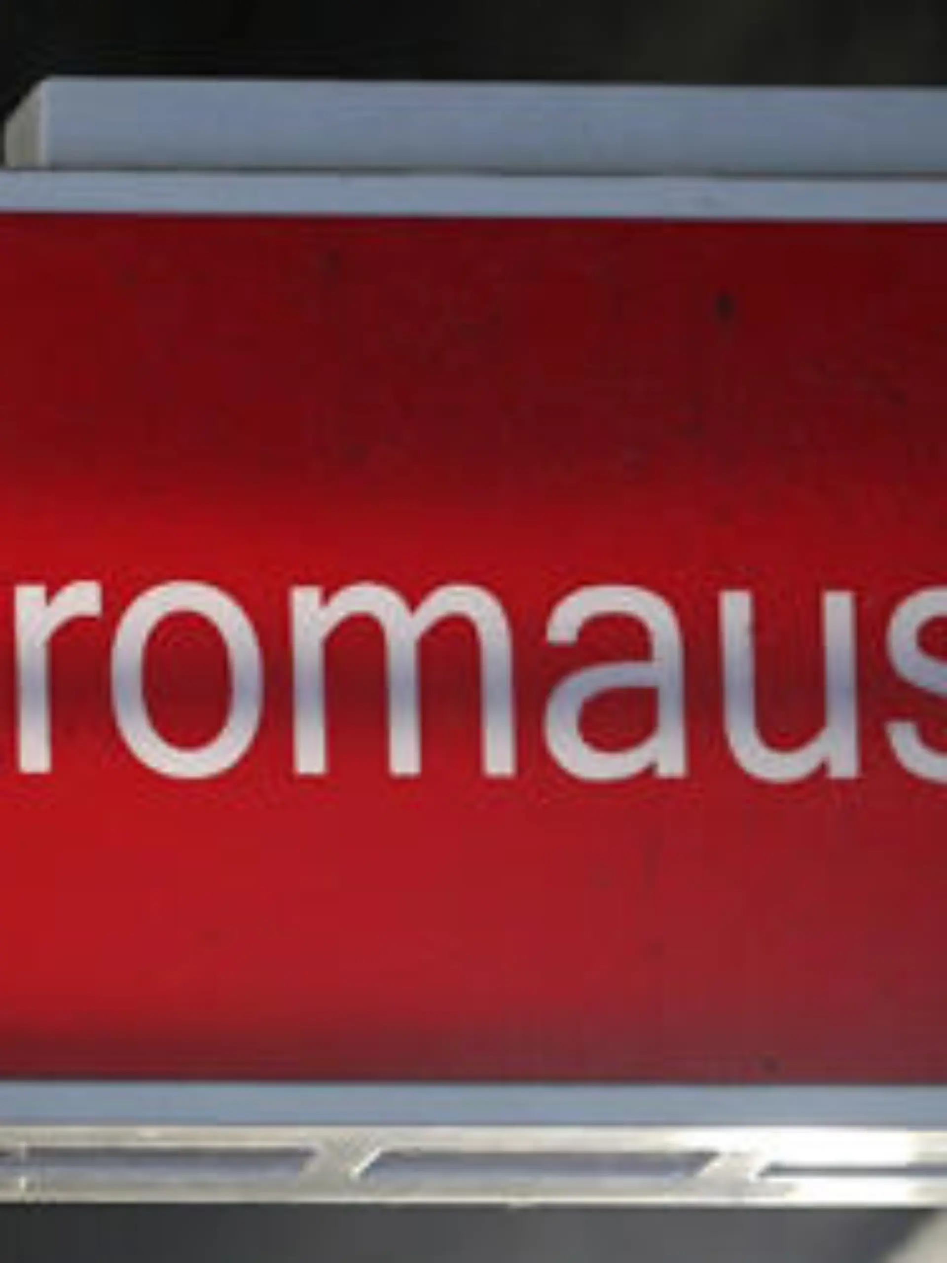 Fußball 2. Bundesliga, 12. Spieltag, Fortuna Düsseldorf - FC Hansa Rostock am Freitag (21.10.2011) in der Esprit-Arena in Düsseldorf. Ein Schild "Stromausfall" leuchtet vor dem Spiel von Fortuna Düsseldorf in einem Tunnel im Esprit-Stadion. Foto: Roland Weihrauch dpa/lnw