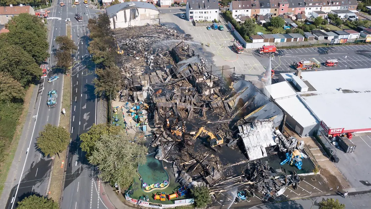 HANDOUT - 22.08.2019, Nordrhein-Westfalen, Recklinghausen: Brand vernichtet Indoor-Spielplatz «Kinderwelt». Laut Feuerwehr konnten alle Besucher, die sich am Morgen in der Halle aufgehalten hätten, das Gebäude verlassen. Es sei niemand verletzt worden. (Aufnahme mit einer Drohne) Foto: Feuerwehr Recklinghausen/dpa - ACHTUNG: Nur zur redaktionellen Verwendung im Zusammenhang mit der aktuellen Berichterstattung und nur mit vollständiger Nennung des vorstehenden Credits +++ dpa-Bildfunk +++