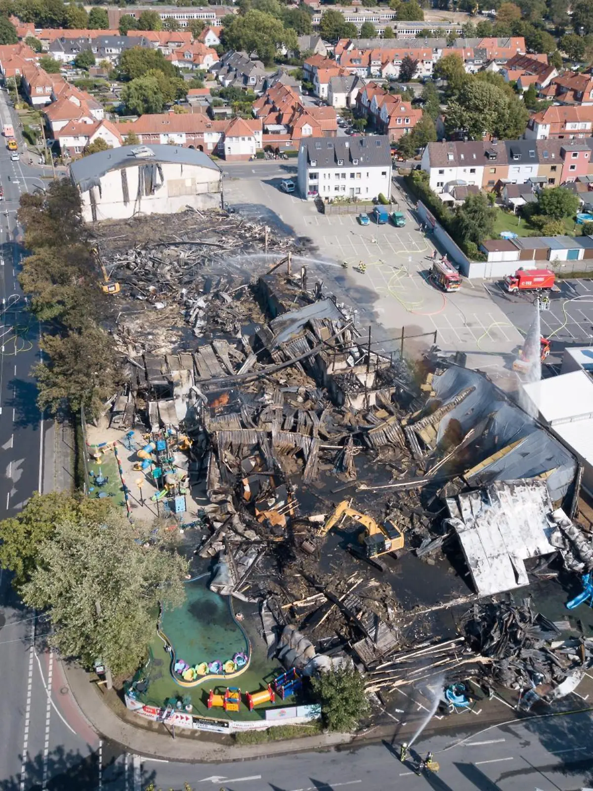 HANDOUT - 22.08.2019, Nordrhein-Westfalen, Recklinghausen: Brand vernichtet Indoor-Spielplatz «Kinderwelt». Laut Feuerwehr konnten alle Besucher, die sich am Morgen in der Halle aufgehalten hätten, das Gebäude verlassen. Es sei niemand verletzt worden. (Aufnahme mit einer Drohne) Foto: Feuerwehr Recklinghausen/dpa - ACHTUNG: Nur zur redaktionellen Verwendung im Zusammenhang mit der aktuellen Berichterstattung und nur mit vollständiger Nennung des vorstehenden Credits +++ dpa-Bildfunk +++