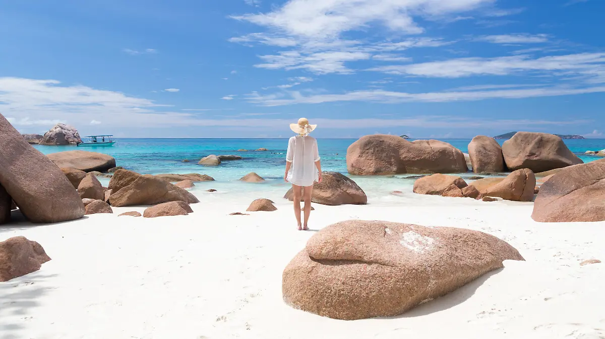 Frau auf der Seychellen-Insel Praslin