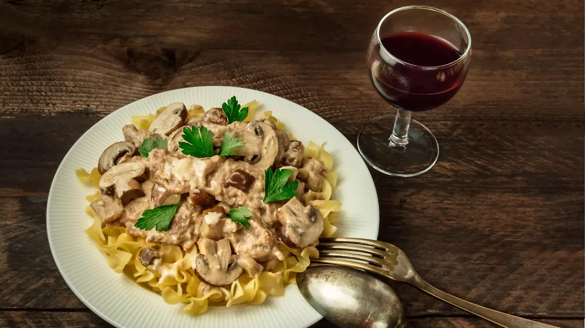 Boeuf Stroganoff mit Pilzen und Wein