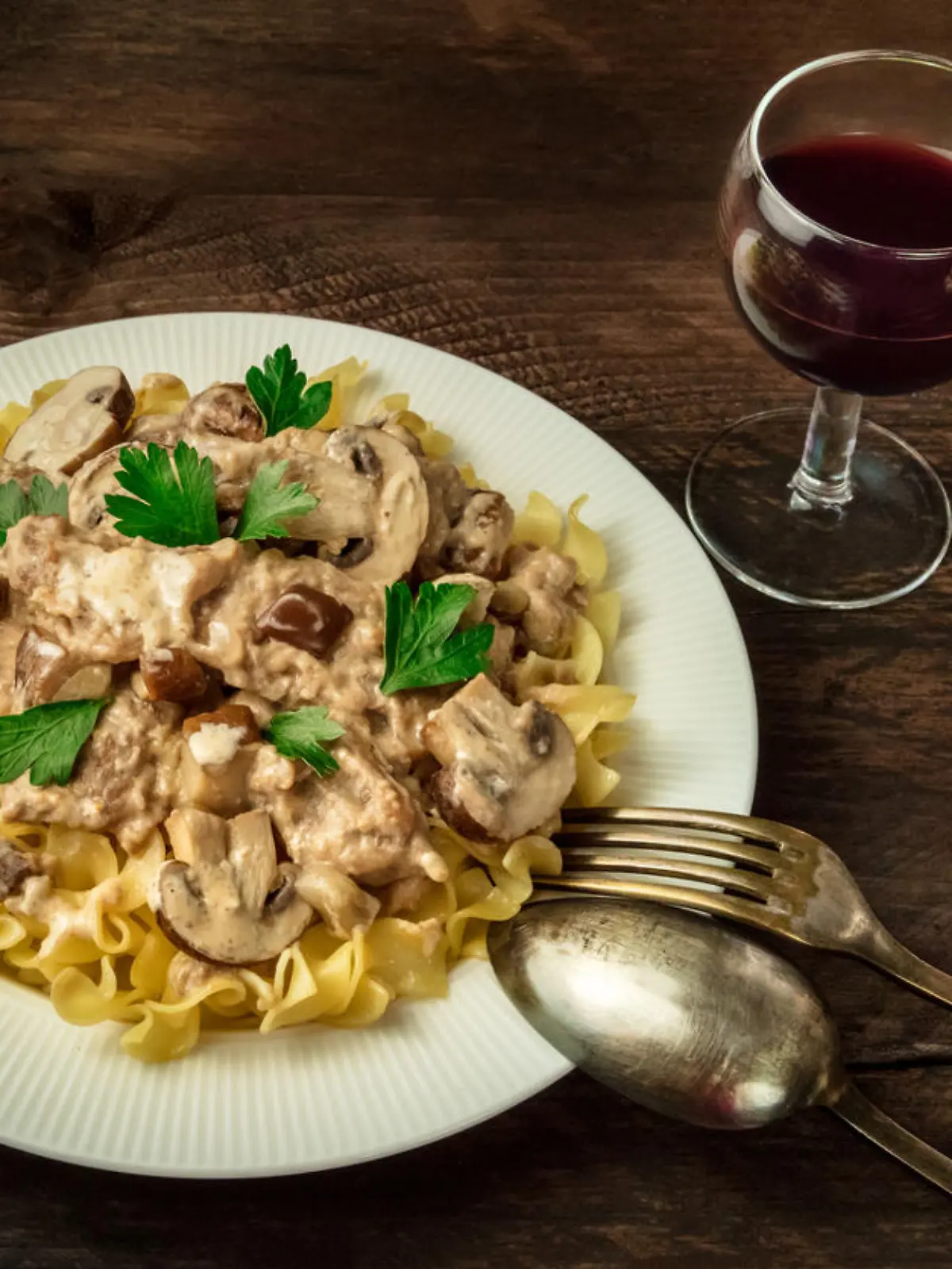 Boeuf Stroganoff mit Pilzen und Wein
