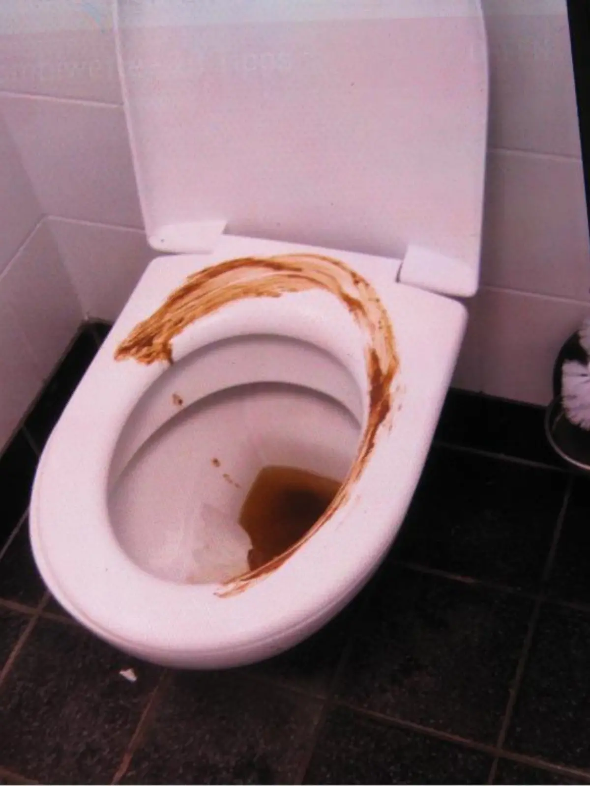 Schüler beschmierten die Schultoilette an der Gesamtschule Rodenkirchen mit Kot.