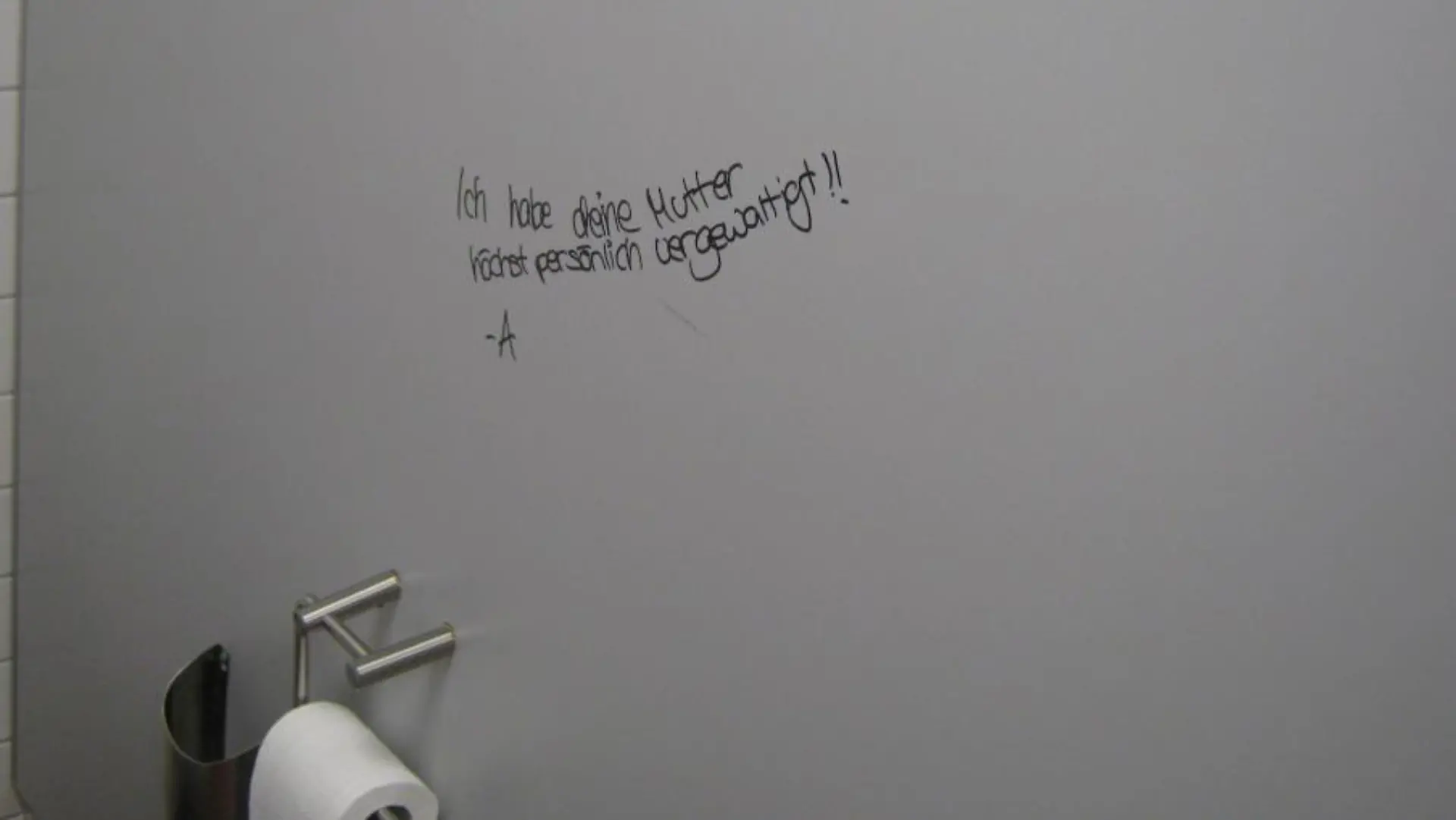Die Toilettenwände der Gesamtschule Rodenkirchen wurden mit Sprüchen beschmiert.