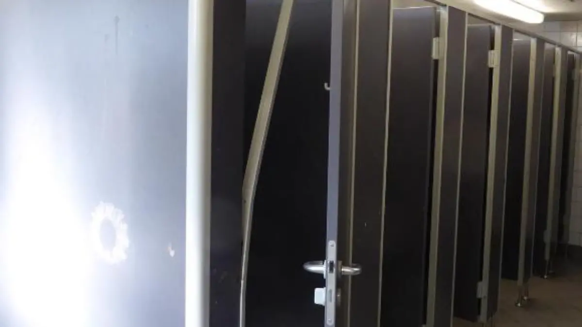 Die kaputtgetretenen Schultoiletten der Hauptschule Großer Griechenmarkt.